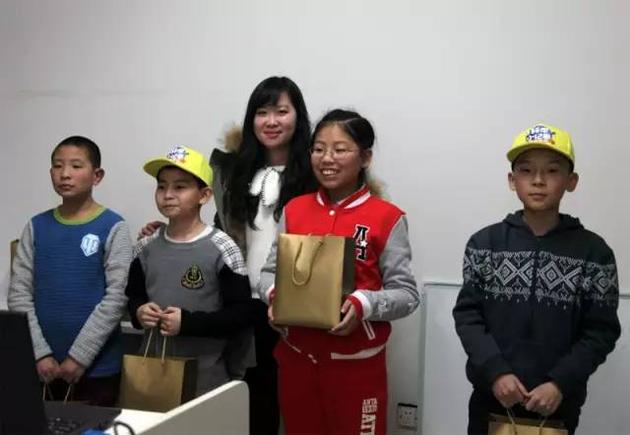 房山区科协科普部部长陈双为小记者们颁发奖品